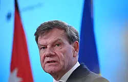 Bundesaußenminister Wadephul will sich mit seinen Kollegen aus Frankreich und Großbritannien für eine Deeskalation einsetzen. - © Katharina Kausche/dpa