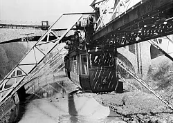 Die Schwebebahn f&auml;hrt im Februar 1951 &uuml;ber der Wupper. - &copy; dpa