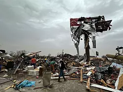 Ein schweres Unwetter hinterlässt im Ort Cave City in Arkansas Trümmer. - © Staci Vandagriff/Arkansas Democrat-Gazette/AP/dpa