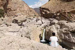 Einsame Sch&ouml;nheit: ein Wasserfall im abgelegenen Wadi Hawer. - &copy; Andreas Drouve/dpa-tmn