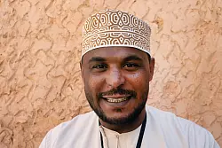 Guide Mohammed Khalfan Al Riyami kennt sich in der Gegend aus. - &copy; Andreas Drouve/dpa-tmn