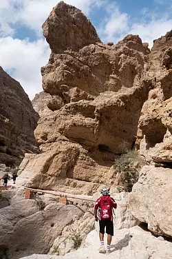 Ordentliches Schuhwerk ist ein Muss auf dem Weg zu den Badebecken Wadi Shab. - &copy; Andreas Drouve/dpa-tmn