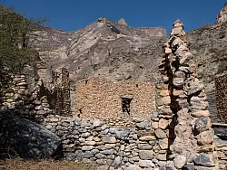 Verlassene Geschichte: Das verfallene Oasendorf Nakhr zeugt von der einstigen Siedlungskultur im omanischen Gebirge. - &copy; Andreas Drouve/dpa-tmn