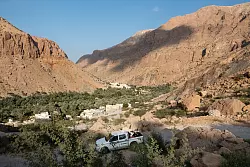 Eine kleine Stra&szlig;e f&uuml;hrt durch das Wadi Tiwi im Oman. - &copy; Andreas Drouve/dpa-tmn