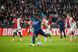 Elfmeter-Schütze Bukayo Saka und der FC Arsenal eilen in der Champions League von Sieg zu Sieg. - © Petr David Josek/AP/dpa