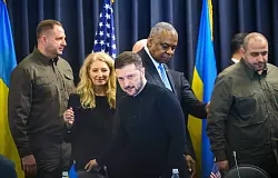 US-Verteidigungsminister Austin (4.v.l.) hat die Milit&auml;rhilfe von etwa 50 L&auml;ndern seit 2022 koordiniert. - &copy; Andreas Arnold/dpa