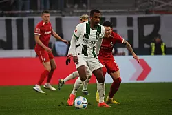 Alassane Plea hatte in der ersten Halbzeit die Gladbacher F&uuml;hrung auf dem Fu&szlig;. - &copy; Philipp von Ditfurth/dpa