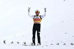 Zwei Siege hat Domen Prevc schon. Werden es nach vier Tournee-Springen vier sein? - &copy; Daniel Karmann/dpa