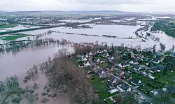 Hochwasser umflie&szlig;t die Ortschaft Ruthe im Landkreis Hildesheim. - &copy; Julian Stratenschulte/dpa