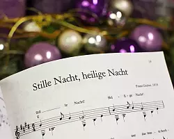 Noten zum Weihnachtslied &laquo;Stille Nacht, heilige Nacht&raquo;. Das Lied erdachte sich ein Hilfspriester und ein Volksschullehrer um 1818 in einem kleinen Dorf nahe Salzburg. - &copy; Michael Kappeler/dpa