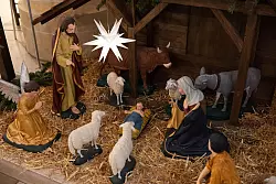 Krippe mit dem Jesuskind mit Ochs, Esel und Schafen. - &copy; Friso Gentsch/dpa