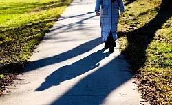 Der Verzicht auf soziale Kontakte in der Pandemie hat tiefe Spuren hinterlassen (Symbolbild). - © Julian Stratenschulte/dpa