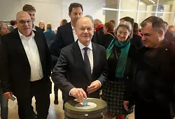 Bundeskanzler Scholz – hier bei der Stimmabgabe – wollte die Vertrauensfrage verlieren. (Archivbild) - © Kay Nietfeld/dpa