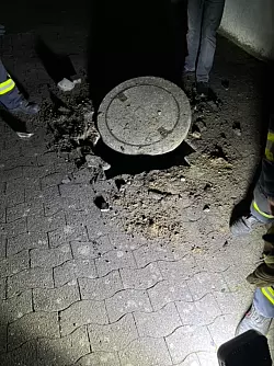 Eine heftige Explosion hat in Vlotho mehrere Gullydeckel in die Luft gesprengt. (Handout) - &copy; -/Feuerwehr Vlotho/dpa