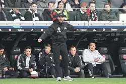 Mindestens noch ein Spiel an der Seitenlinie: Dennis Schmitt (vorn) und Alex Meier (r). - &copy; Marc Sch&uuml;ler/dpa