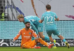 Am 1:1 nicht ganz schuldlos: Eintracht-Torwart Kaua Santos. - &copy; Marc Sch&uuml;ler/dpa