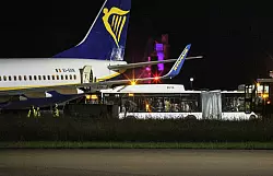 Sicherheitslandung im Allgäu: Das Unwetter über Süddeutschland zwang eine Ryanair-Maschine zum Zwischenstopp. - © Jason Tschepljakow/dpa/dpa-tmn