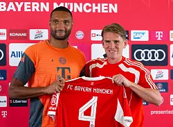 Jonathan Tah wird im Bayern-Trikot mit der 4 auflaufen. Rechts Sportdirektor Christoph Freund. - © Sven Hoppe/dpa