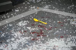 Die Spuren eines schweren Unfalls: Mehrere Menschen wurden dabei verletzt, auch Kinder. - © Oliver Dietze/dpa