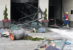 Ein Feuerwehrmann vor dem Eingang des Hotels. - &copy; Soeren Stache/dpa