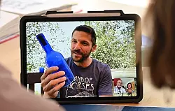 Clint Buffington hat die Flaschenpost gefunden. - © Stefan Sauer/dpa