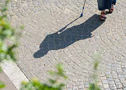 Dicht bebaute Städte heizen sich während einer Hitzewelle besonders intensiv auf. (Archivbild) - © Andreas Arnold/dpa