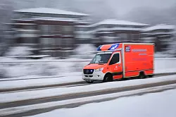 Schnee, Gl&auml;tte und K&auml;lte - der Wintereinbruch hat vielerorts in Deutschland den Verkehr behindert und Reisepl&auml;ne durchkreuzt - &copy; Christian Charisius/dpa