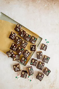 Der Adventskalender zum Selberbacken ist eine Art Schokoladenbrot, das in kleine Quadrate geschnitten und mit Zuckerdekor beschriftet wird. - © Claudia Timmann/StockFood Studios/GU/dpa-tmn