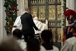 Mehrmals klopfte der Papst an die Tür, woraufhin Helfer diese von innen öffneten. - © Remo Casilli/Pool Reuters/AP/dpa