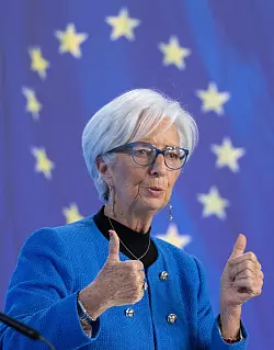 EZB-Präsidenten Lagarde blickt zuversichtlich auf Entwicklung der Inflation (Archivbild) - © Boris Roessler/dpa