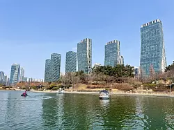 Songdo besteht zu gro&szlig;en Teilen aus gl&auml;sernen Hochh&auml;usern und Gr&uuml;nfl&auml;chen. (Archivbild) - &copy; Fabian Kretschmer/dpa