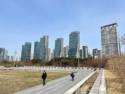 Songdo besteht zu gro&szlig;en Teilen aus gl&auml;sernen Hochh&auml;usern und Gr&uuml;nfl&auml;chen. (Archivbild) - &copy; Fabian Kretschmer/dpa