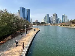 Songdo besteht zu gro&szlig;en Teilen aus gl&auml;sernen Hochh&auml;usern und Gr&uuml;nfl&auml;chen. (Archivbild) - &copy; Fabian Kretschmer/dpa