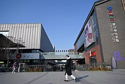 Der Stadtkern Xiong\\\'ans mit seinem Einkaufszentrum wirkt eher schwach besucht. (Archivbild) - &copy; Johannes Neudecker/dpa