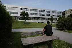 Die Tat ereignete sich an einer Schule. - © Heinz-Peter Bader/AP/dpa