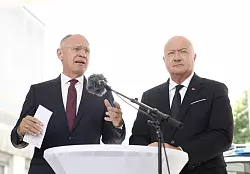 Österreichs Innenminister Gerhard Karner (l.) und Bundeskanzler Christian Stocker geben Details zum Amoklauf bekannt. - © Erwin Scheriau/APA/dpa