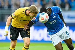 Im Kopfballduell: Christoph Daferner von Dynamo Dresden (l) und Darmstadts Patric Pfeiffer. - © Uwe Anspach/dpa