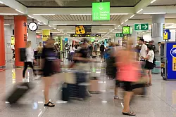 Keine Seltenheit: Hektik am Flughafen von Palma. (Foto Archiv) - © Clara Margais/dpa