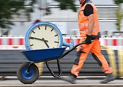 Immer wieder wird über die Arbeitszeit und auch die Abschaffung von Arbeitstagen diskutiert. (Symbolbild) - © Arne Dedert/dpa/dpa-tmn