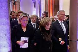 Wolfgang Sch&auml;ubles Witwe Ingeborg Sch&auml;uble (M) verl&auml;sst zusammen mit ihrer Tochter Christine Strobl und deren Ehemann, dem baden-w&uuml;rttembergischen Innenminister Thomas Strobl, die Kirche. - &copy; Philipp von Ditfurth/dpa