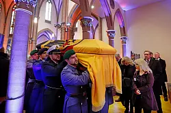 Soldaten des Wachbataillons tragen nach dem Gottesdienst Wolfgang Sch&auml;ubles Sarg aus der Kirche. - &copy; Philipp von Ditfurth/dpa