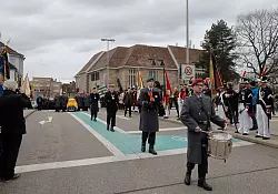 Soldaten begleiten den Trauerzug auf dem Weg zum Offenburger Waldbachfriedhof. - &copy; Philipp von Ditfurth/dpa
