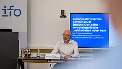 Ifo-Konjunkturchef ist für 2026 optimistisch. Die längerfristigen Wachstumsperspektiven jedoch bleiben mau. - © Leonie Asendorpf/dpa