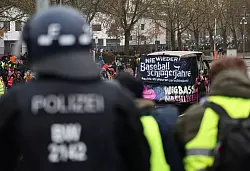 In und um Gießen demonstrierten seit dem frühen Morgen Tausende gegen die AfD. - © Hannes P. Albert/dpa