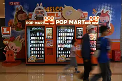 Pop Mart verkauft Labubus und andere Spielzeuge in China auch aus Automaten. - © Johannes Neudecker/dpa