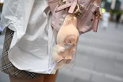 Laut Experten sind die Labubu-Figuren etwas, was Leute gerne in der Öffentlichkeit zeigen möchten. - © Johannes Neudecker/dpa