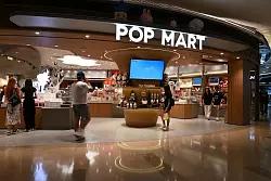 Pop Mart eröffnete in China meist in Shopping Malls seine Geschäfte. - © Johannes Neudecker/dpa