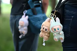 Beliebt sind die Labubus vor allem als Anhänger an Taschen. - © Lars Penning/dpa