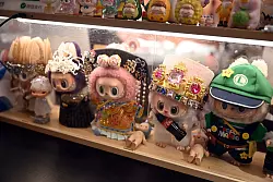 Die ersten Labubus waren hauptsächlich zum Aufstellen und Einkleiden gedacht. - © Johannes Neudecker/dpa