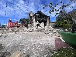 Auch Kirchen sind bei den Erdst&ouml;&szlig;en eingest&uuml;rzt. - &copy; Uncredited/AP/dpa